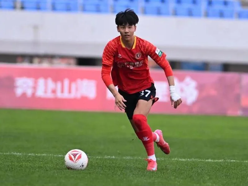 官方：张家鸣从伯恩利租借加盟塞尔维亚沃日多瓦茨